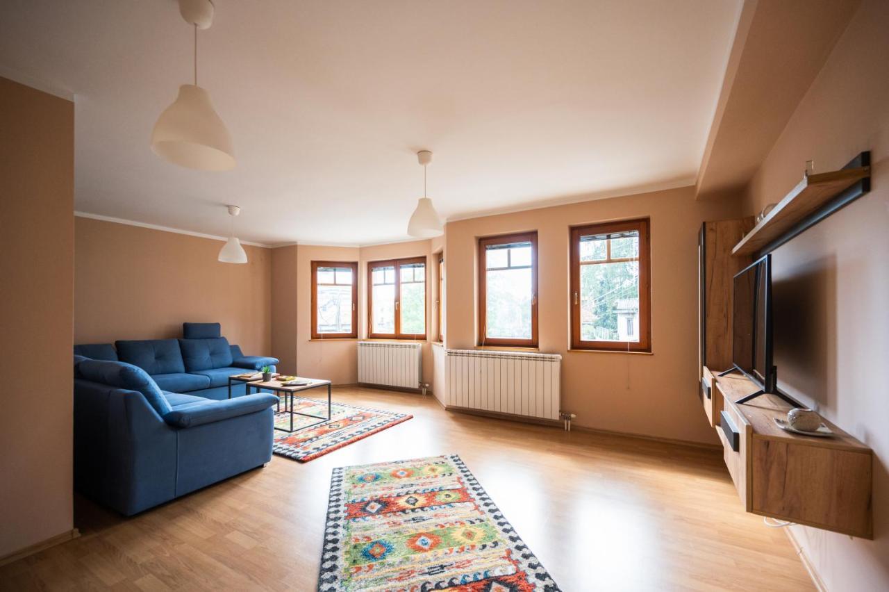 Spacious & Modern Apartments- Old Town Apartment